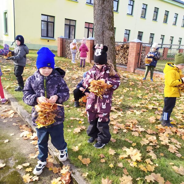 Krāsainie rudens darbi./gr. ,,Ežuku"/