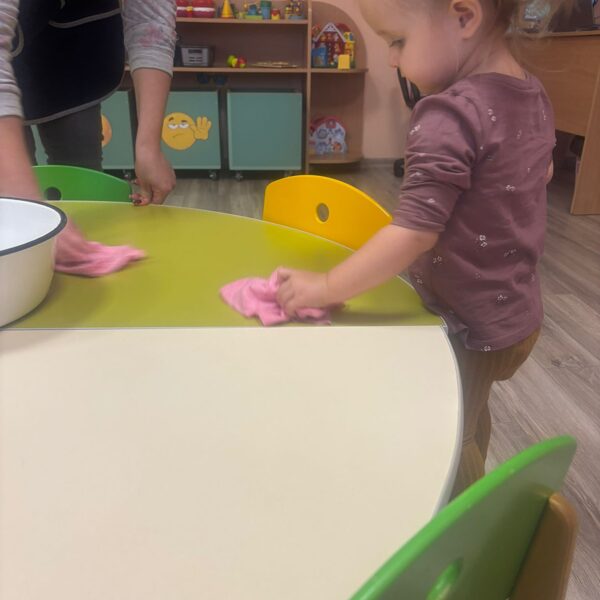 ''Ķipariņu" labie darbi - palīdzība auklītei.