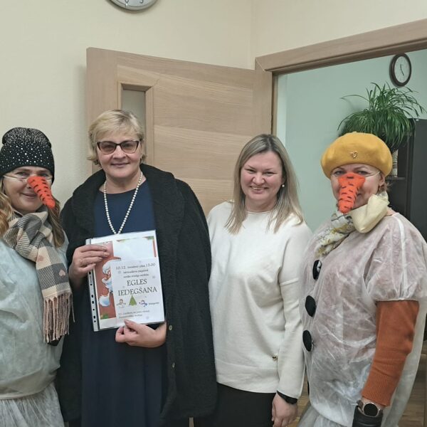 Gatavošanās eglītes iedegšanai..