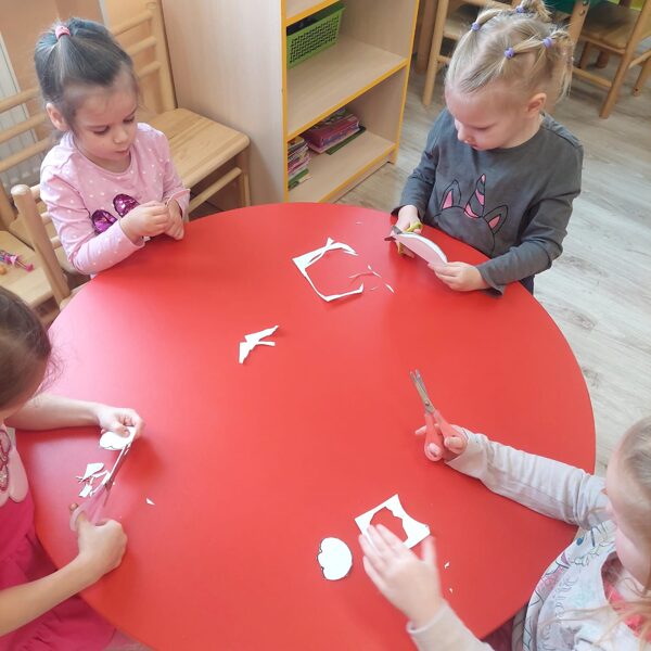 ,, Podziņas" gatavo Lieldienu apsveikumus vecākiem.