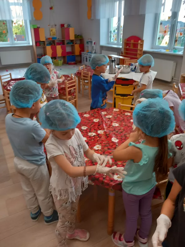 Eksperimentējot ,,Bitītes” iepazīst dārza pasauli./16.09.2024.