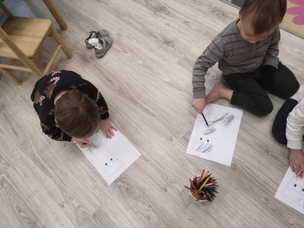 ,, Podziņas" pētīja savas zeķītes un zīmēja tās...