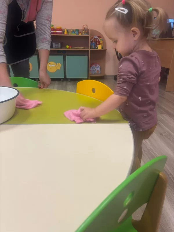 ''Ķipariņu" labie darbi - palīdzība auklītei.