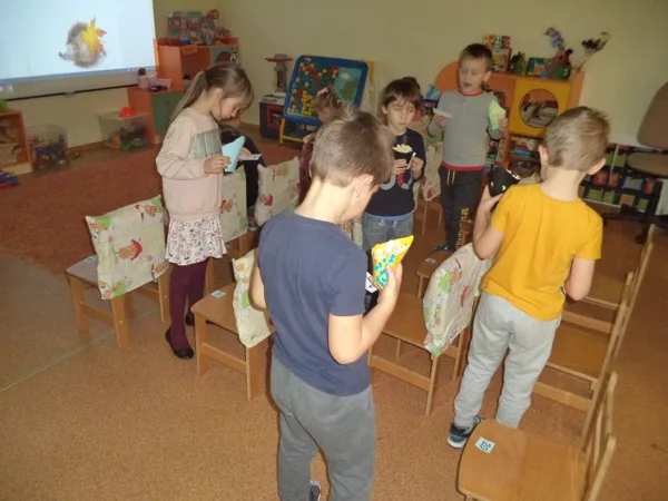 Meklējam savas sēdvietas pēc biļetēm.