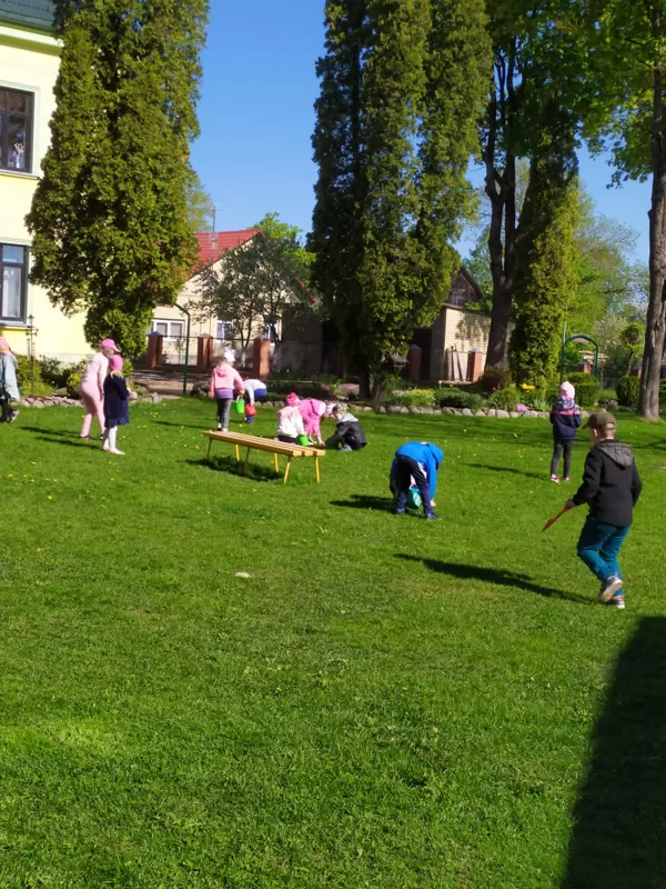 Fantāzijas un iztēles attīstīšana āra nodarbībā.  /gr. ,,Ežuki" 25.05.2022.