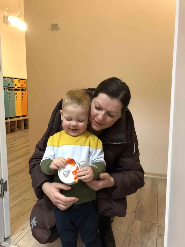 “Zvaniņu” grupas bērni rotāja egli ar pašdarinātiem (sadarbībā ar vecākiem) rotājumiem.

