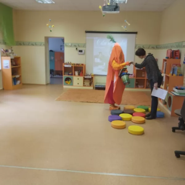 Topošie pirmklasnieki iepazīstas ar savām skolotājām.    / 24.10.2022.