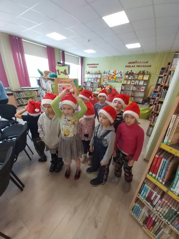 ,, Taurenīšu" grupas Ziemassvētku darbnīca bibliotēkā.     01.12.2022.