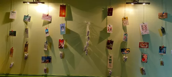 Ziemassvētku un Jaungada apsveikuma kartiņu izstāde.