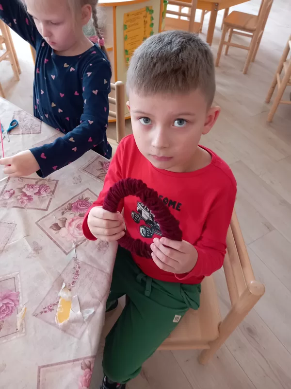 ,, BITĪTES"IZGATAVOJA LIELDIENU DEKORĀCIJAS.