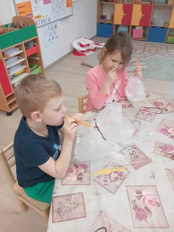 ,,Bitītes” iepazīst cilvēka iekšējos orgānus.