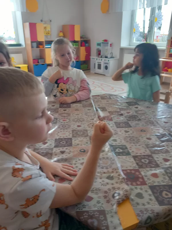 ,,Bitītes" darbojas matemātisko prasmju nostiprināšanā un sava ķermeņa izzināšanā.