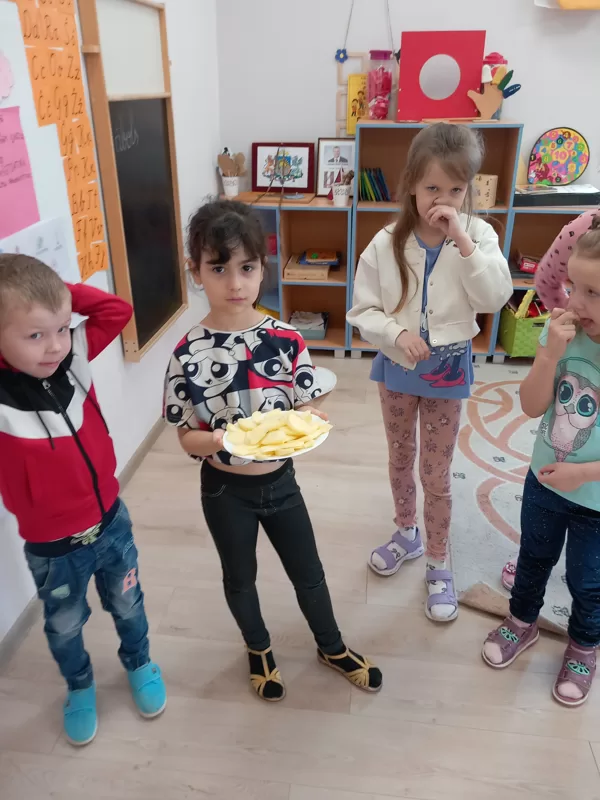 ,, Bitītes" turpina izzināt savu ķermeni.