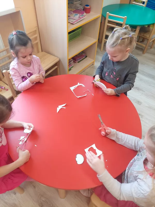 ,, Podziņas" gatavo Lieldienu apsveikumus vecākiem.
