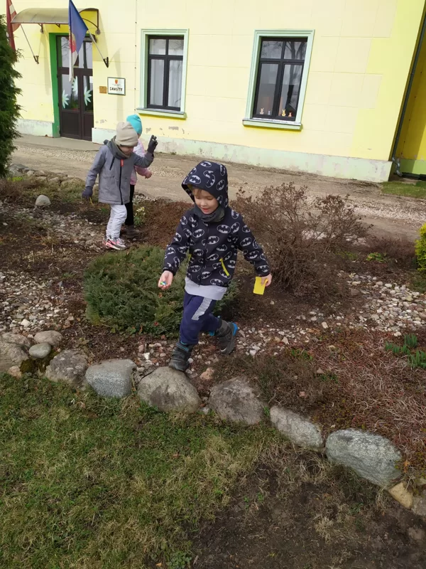 Olu meklēšana grupas laukumā.