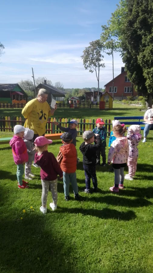 Valodas jomas rotaļnodarbība āra vidē. (sk.Anželika )./ 15.05.2024.