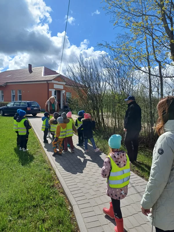Putnu dienā izgatavotie būrīši atrod savus saimniekus.